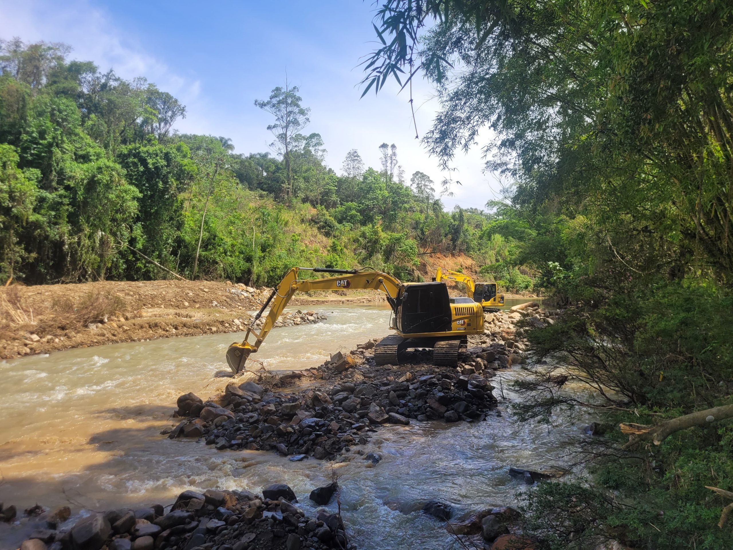 Prefeitura realiza desassoreamento de rios após fortes chuvas