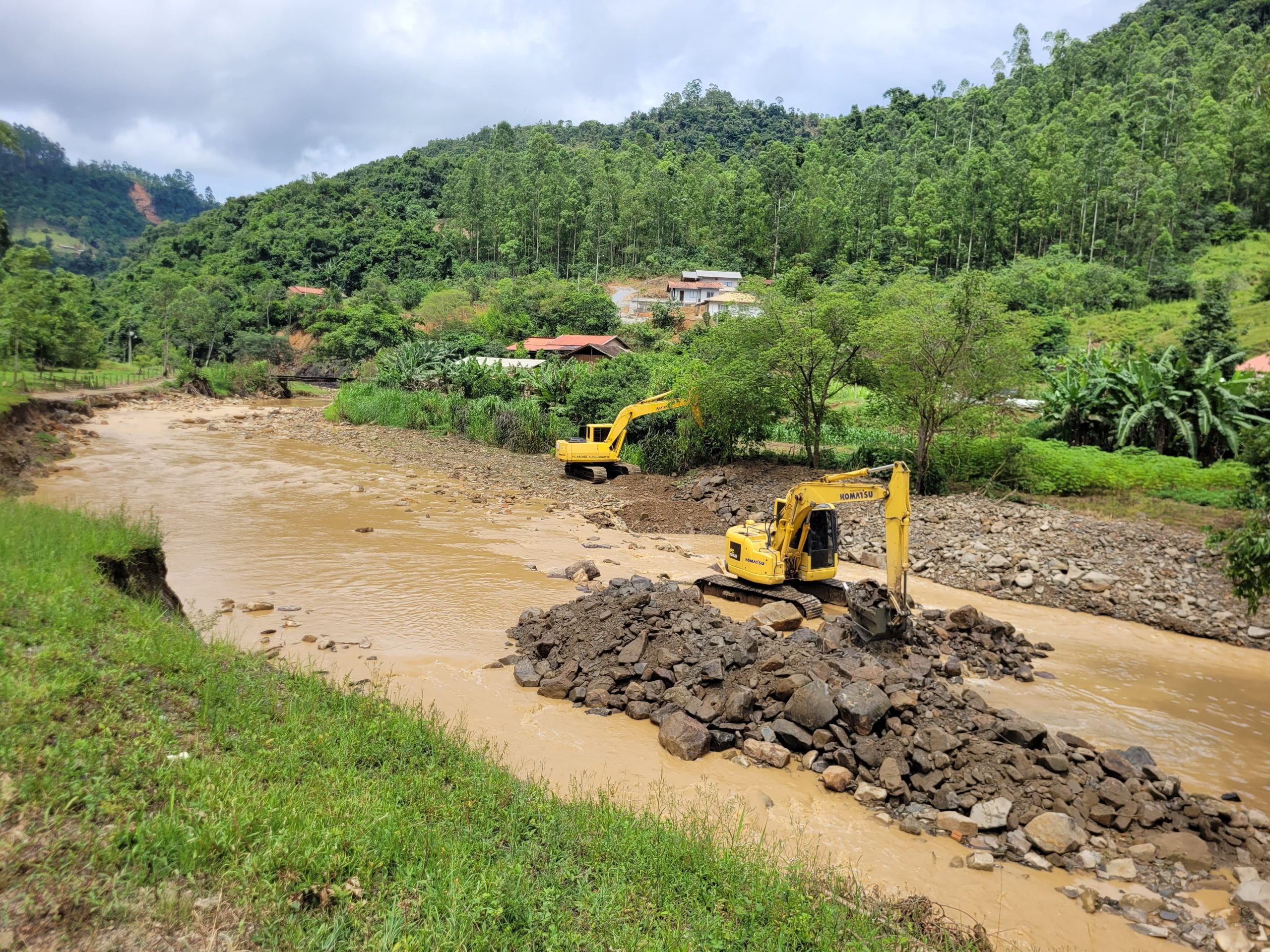 Secretaria de Obras segue empenhada na recuperação de estradas e rios