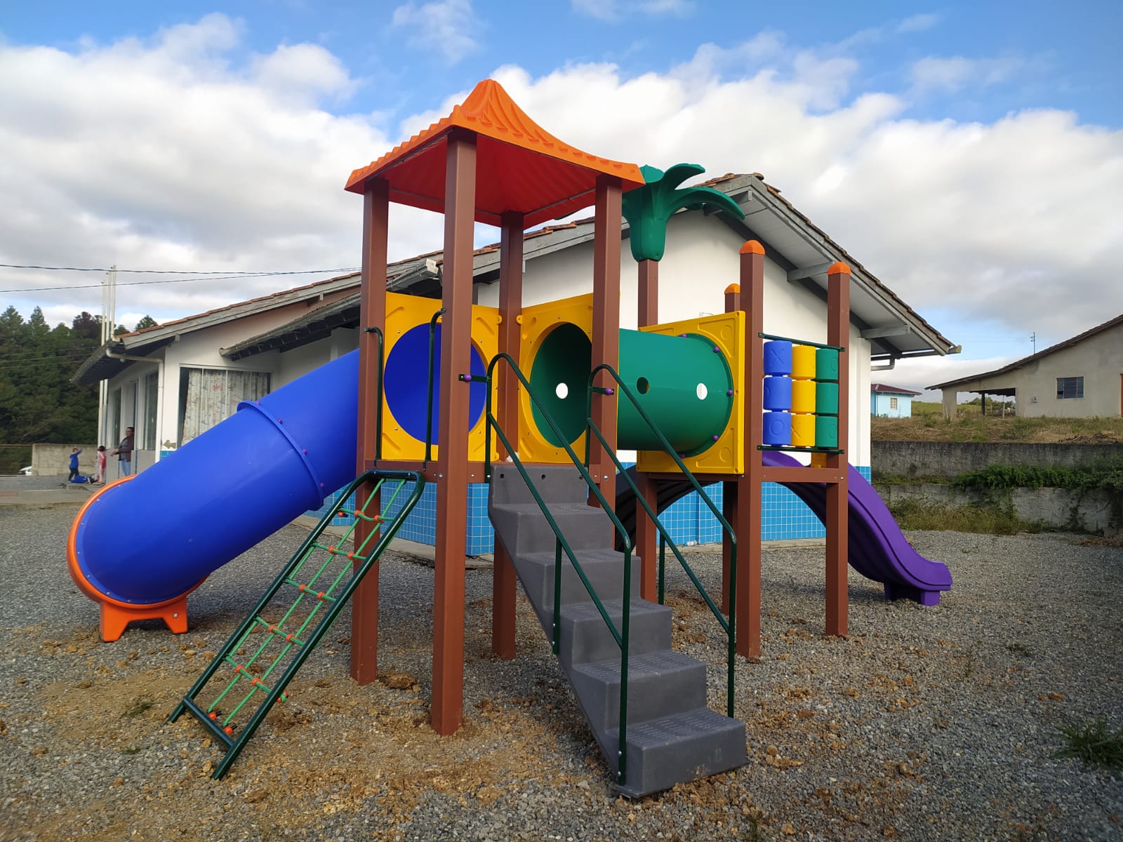 Novo playground na escola municipal rio bonito