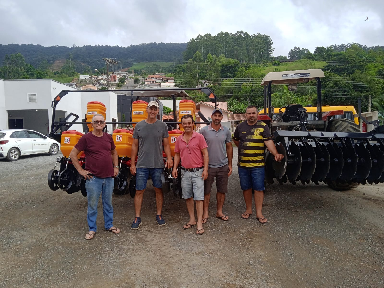 Prefeitura de Vidal Ramos entrega novos equipamentos agrícolas para Associações de Agricultores